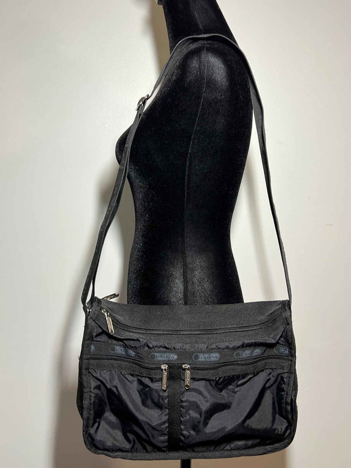 Lesportsac Ln Black 6 Pocket Expandable Messenger Crossbody Bag Purse Travel